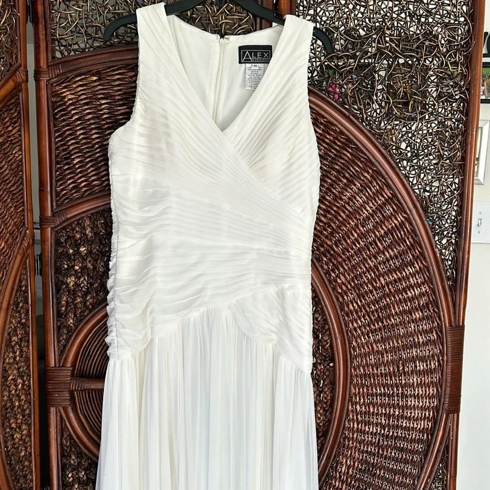 Formal gown - Picture 1 of 7